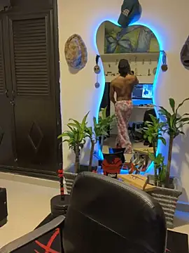 Snapshot of Young_laroi chatting on 12/04/24, 05:49 Young laroi online show from 12/04/24, 05:49