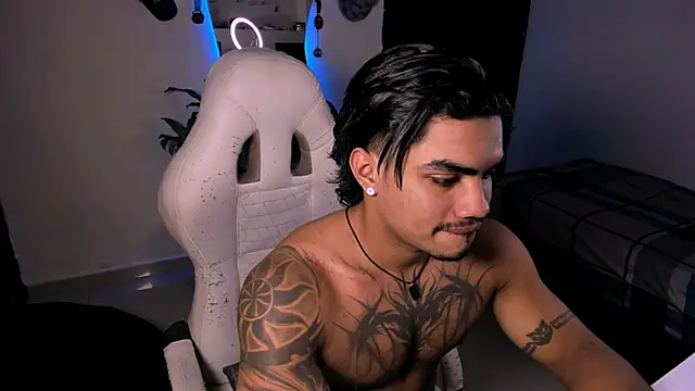 Snapshot of Young_laroi chatting on 12/21/24, 05:25 Young laroi online show from 12/21/24, 05:25