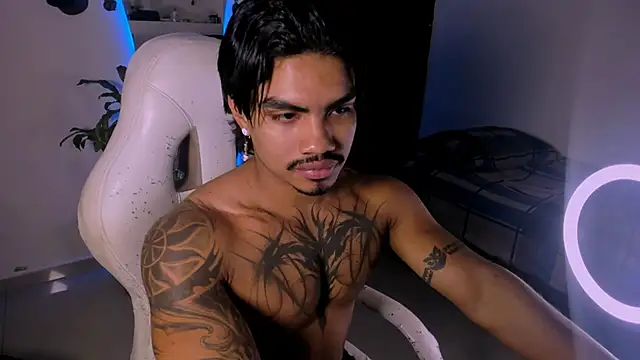 Snapshot of Young_laroi chatting on 01/11/25, 08:43 Young laroi online show from 01/11/25, 08:43