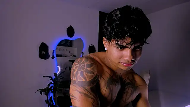 Snapshot of Young_laroi chatting on 01/18/25, 07:38 Young laroi online show from 01/18/25, 07:38