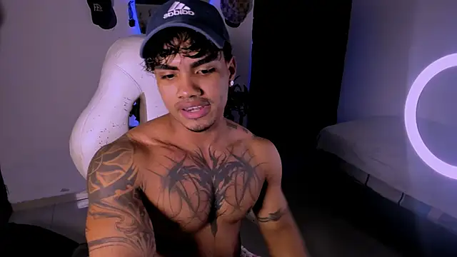 Snapshot of Young_laroi chatting on 01/28/25, 03:36 Young laroi online show from 01/28/25, 03:36