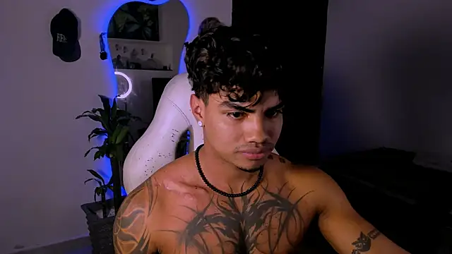 Snapshot of Young_laroi chatting on 02/03/25, 03:53 Young laroi online show from 02/03/25, 03:53