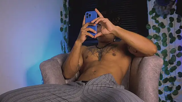 Snapshot of Young_laroi chatting on 03/10/25, 01:34 Young laroi online show from 03/10/25, 01:34