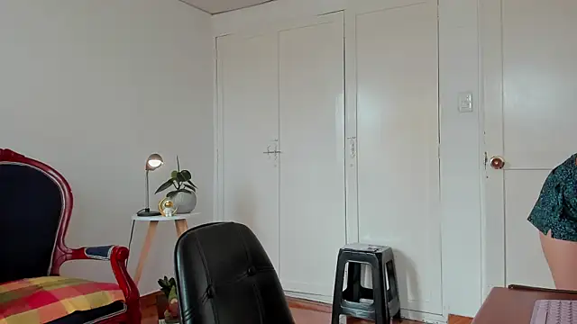 Snapshot of cuddlingbunny chatting on 12/12/24, 01:39 cuddlingbunny online show from 12/12/24, 01:39