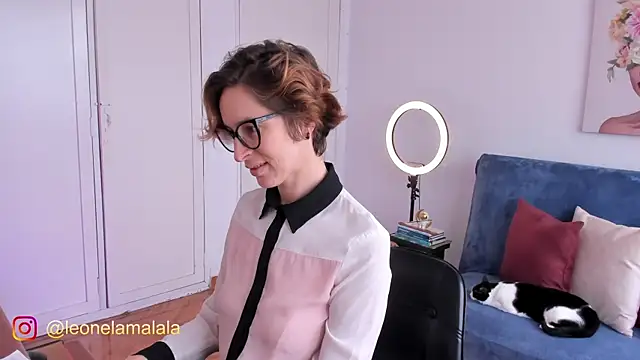 Snapshot of cuddlingbunny chatting on 11/04/25, 04:39 cuddlingbunny online show from 11/04/25, 04:39