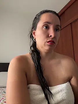 Snapshot of emely_sexx20 chatting on 05/17/26, 04:36 emely sexx20 online show from 05/17/26, 04:36