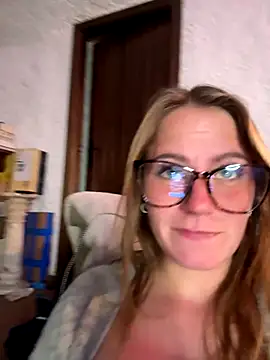 Snapshot of selenaluvv chatting on 11/26/25, 04:08 selenaluvv online show from 11/26/25, 04:08