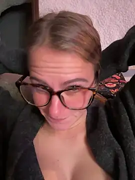 Snapshot of selenaluvv chatting on 12/04/25, 04:05 selenaluvv online show from 12/04/25, 04:05