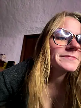 Snapshot of selenaluvv chatting on 12/14/25, 04:23 selenaluvv online show from 12/14/25, 04:23