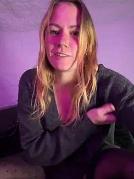 Snapshot of selenaluvv chatting on 02/10/26, 04:00 selenaluvv online show from 02/10/26, 04:00