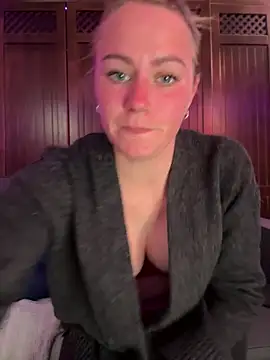 Snapshot of selenaluvv chatting on 03/18/26, 03:37 selenaluvv online show from 03/18/26, 03:37