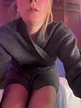 Snapshot of selenaluvv chatting on 03/25/26, 04:02 selenaluvv online show from 03/25/26, 04:02