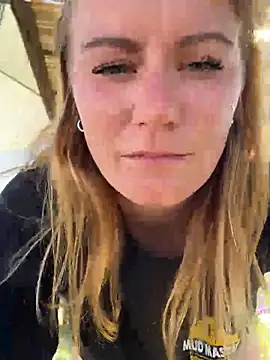 Snapshot of selenaluvv chatting on 04/19/26, 03:55 selenaluvv online show from 04/19/26, 03:55