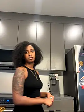 Snapshot of Your_Paris chatting on 10/26/25, 11:42 Your Paris online show from 10/26/25, 11:42