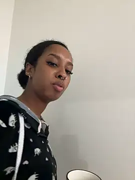 Snapshot of Your_Paris chatting on 10/27/25, 02:43 Your Paris online show from 10/27/25, 02:43