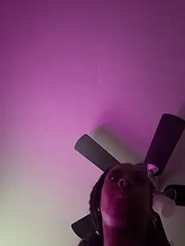 Snapshot of Your_Paris chatting on 11/05/25, 01:00 Your Paris online show from 11/05/25, 01:00