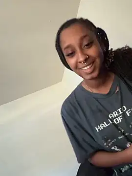 Snapshot of Your_Paris chatting on 11/06/25, 03:02 Your Paris online show from 11/06/25, 03:02