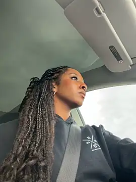 Snapshot of Your_Paris chatting on 11/08/25, 08:51 Your Paris online show from 11/08/25, 08:51