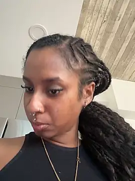 Snapshot of Your_Paris chatting on 11/14/25, 09:02 Your Paris online show from 11/14/25, 09:02