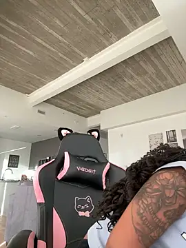 Snapshot of Your_Paris chatting on 11/22/25, 04:28 Your Paris online show from 11/22/25, 04:28