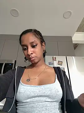 Snapshot of Your_Paris chatting on 11/24/25, 05:45 Your Paris online show from 11/24/25, 05:45