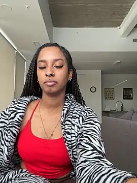 Snapshot of Your_Paris chatting on 11/28/25, 08:55 Your Paris online show from 11/28/25, 08:55