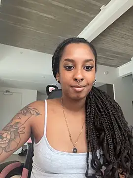 Snapshot of Your_Paris chatting on 12/05/25, 05:20 Your Paris online show from 12/05/25, 05:20