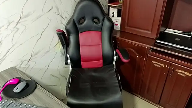 Snapshot of MissEscarleth chatting on 10/31/25, 01:28 MissEscarleth online show from 10/31/25, 01:28