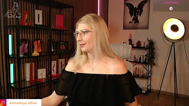 Snapshot of Amitiel_Angel chatting on 11/22/25, 08:19 Amitiel Angel online show from 11/22/25, 08:19