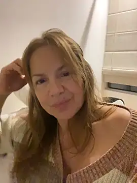 Snapshot of Leyna_liu chatting on 11/22/25, 04:55 Leyna liu online show from 11/22/25, 04:55