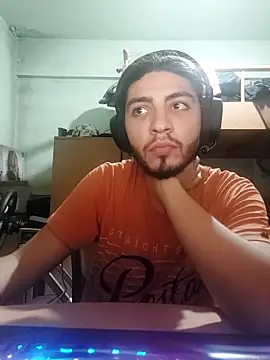 Snapshot of kleineid77 chatting on 10/24/25, 04:58 kleineid77 online show from 10/24/25, 04:58