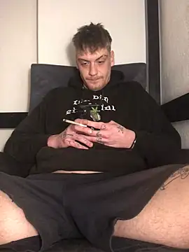 Snapshot of Simboxxx040 chatting on 03/22/25, 07:47 Simboxxx040 online show from 03/22/25, 07:47