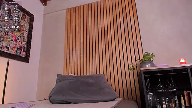 Snapshot of honeyhot69__ chatting on 04/21/26, 12:00 honeyhot69 online show from 04/21/26, 12:00