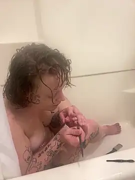 tatted-bitty online show from 11/05/25, 08:14