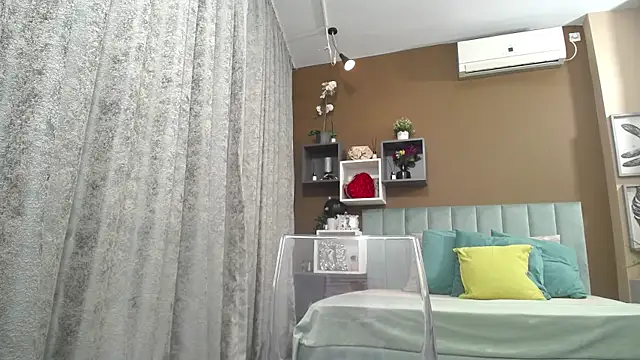 Snapshot of RebecaBlackx chatting on 10/21/25, 06:25 RebecaBlackx online show from 10/21/25, 06:25