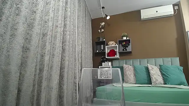 Snapshot of RebecaBlackx chatting on 11/11/25, 04:56 RebecaBlackx online show from 11/11/25, 04:56