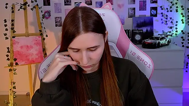 Snapshot of AliceCharmy chatting on 02/05/25, 01:11 AliceCharmy online show from 02/05/25, 01:11