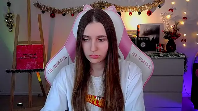 Snapshot of AliceCharmy chatting on 12/21/25, 10:44 AliceCharmy online show from 12/21/25, 10:44