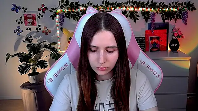 Snapshot of AliceCharmy chatting on 04/03/26, 03:43 AliceCharmy online show from 04/03/26, 03:43