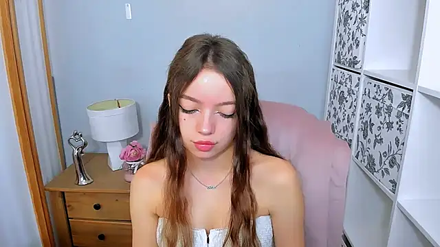 GraceLips online show from 09/17/25, 05:31