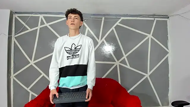 oliverhot2005 online show from 01/13/25, 08:37