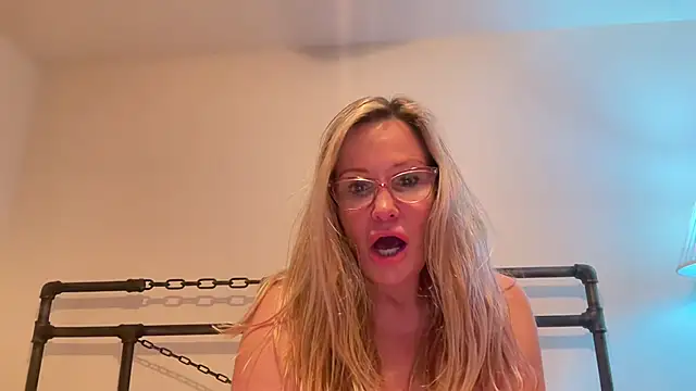 Snapshot of Milf_Goddess chatting on 02/19/25, 01:18 Milf Goddess online show from 02/19/25, 01:18