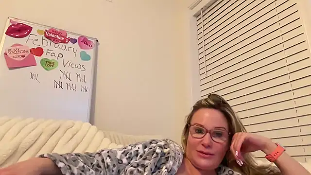 Snapshot of Milf_Goddess chatting on 02/24/25, 03:44 Milf Goddess online show from 02/24/25, 03:44