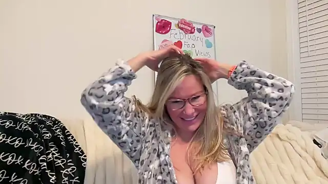 Snapshot of Milf_Goddess chatting on 02/27/25, 04:31 Milf Goddess online show from 02/27/25, 04:31