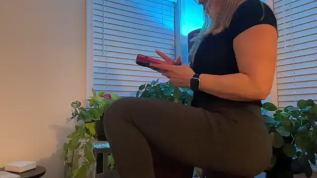 Snapshot of Milf_Goddess chatting on 12/17/25, 08:09 Milf Goddess online show from 12/17/25, 08:09