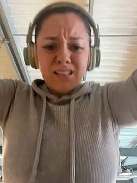 Luccreccia  online show from 11/02/25, 10:17