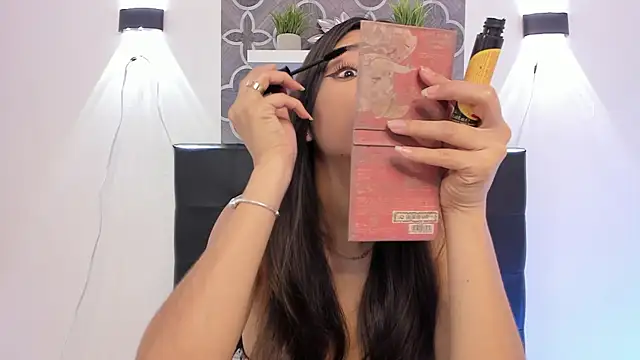 Snapshot of katybabyg chatting on 10/29/25, 12:40 katybabyg online show from 10/29/25, 12:40