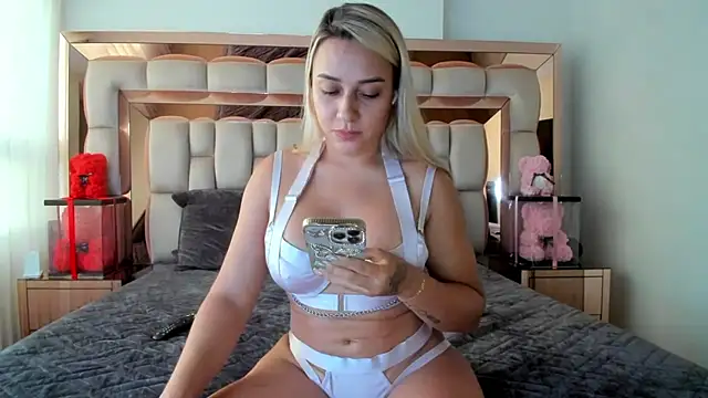 Snapshot of candy-sam28 chatting on 11/11/25, 09:59 candy-sam28 online show from 11/11/25, 09:59