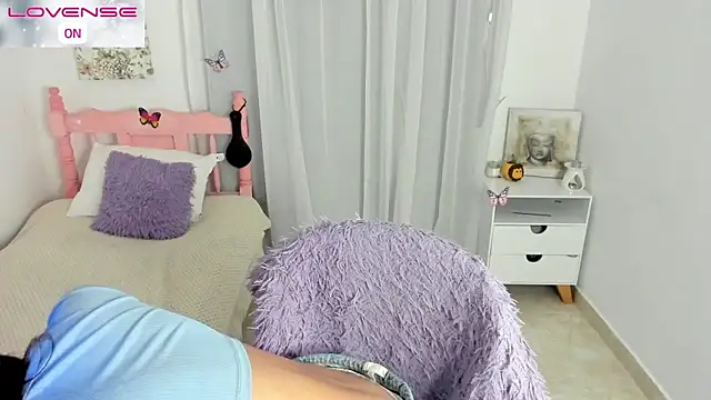 cute roxy online show from 10/21/25, 01:28