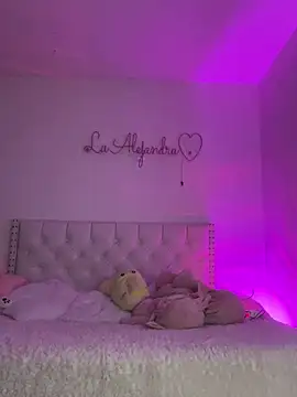 Snapshot of alee_lenoxx chatting on 03/19/25, 05:08 alee lenoxx online show from 03/19/25, 05:08